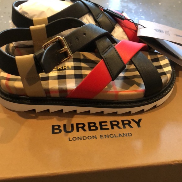 Burberry - Picture 2 of 7